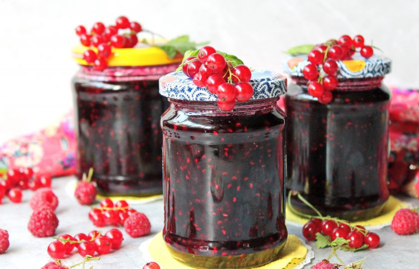 1. Этап. Красная смородина с малиной на зиму: Хороших заготовок!