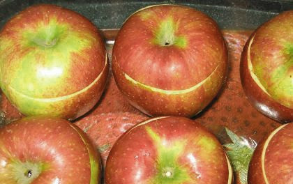 1. Этап. Печеные яблоки с черносливом: Накрываем яблоки крышечками. Форму смазываем маслом, выкладываем туда наш десерт, отправляем его в духовку на 25-30 минут. Печем при 200 градусах.