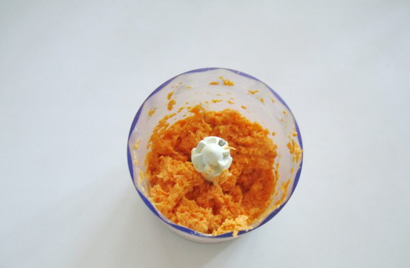 1. Этап. Башенки из кабачков и баклажанов: К морковке добавьте чеснок, майонез и соль. По желанию, можно перебить морковную массу в блендере до получения однородной консистенции.