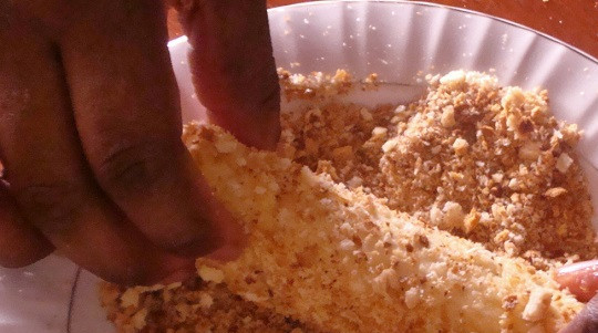 1. Этап. Рулетики с колбасой и сыром: 5. Обвалять со всех сторон в панировочных сухарях. При желании рулетики с колбасой и сыром в домашних условиях можно запанировать в сухарях с острыми или пряными специями, что придаст блюду особую оригинальность.