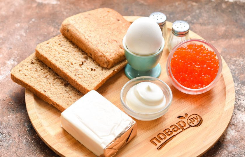 1. Этап. Бутерброды с плавленым сыром и икрой: Подготовьте ингредиенты.