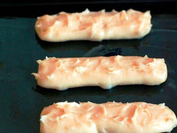 1. Этап. Заварное тесто для эклеров: В помощью кондитерского мешка выложите тесто на противень и выпеките в течение 20 минут при 200 градусах.