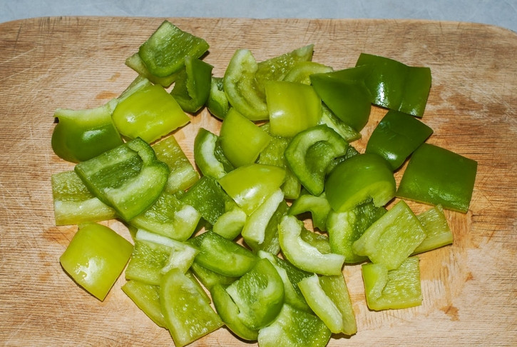 1. Этап. Картошка, тушенная с баклажанами: Болгарский перец очищаем от сердцевины с семечками. Нарезаем кубиками.