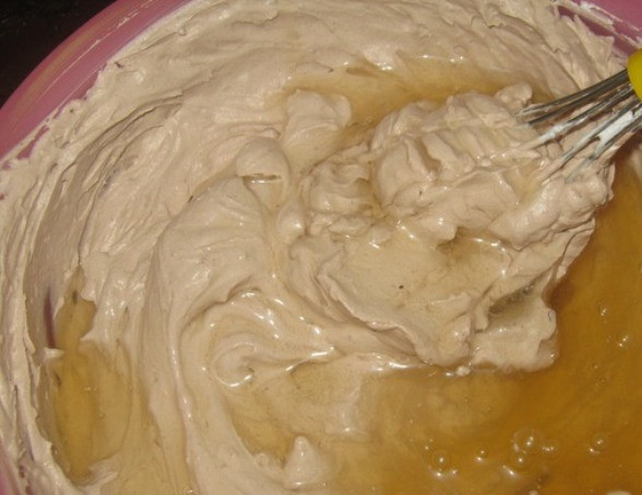 1. Этап. Шоколадный мусс для торта: Затем добавьте замоченный заранее желатин, который нужно немного разогреть до растворения. Перемешайте и мусс готов.