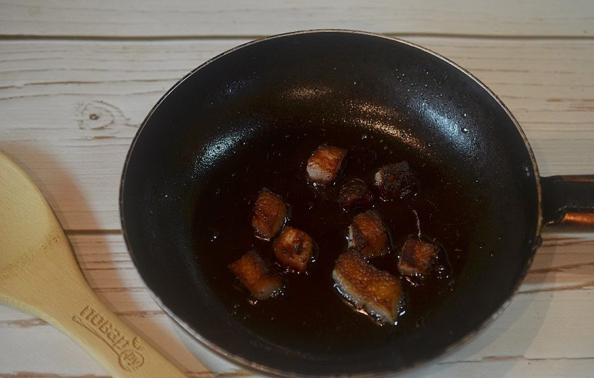 1. Этап. Чанахи по-днепропетровски: 2. На сковороде с 1 ложкой растительного масла хорошо поджарьте нарезанный произвольно жир. Уберите шкварки из сковороды.