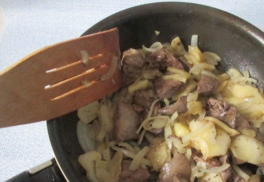 1. Этап. Салат с куриной печенью под брусничным соусом: Готовить всё вместе 5 минут.