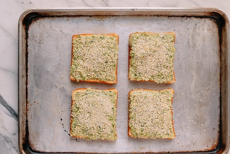 1. Этап. Гренки с креветками по-китайски: 4. Посыпьте хлеб кунжутом, прижмите слегка рукой.