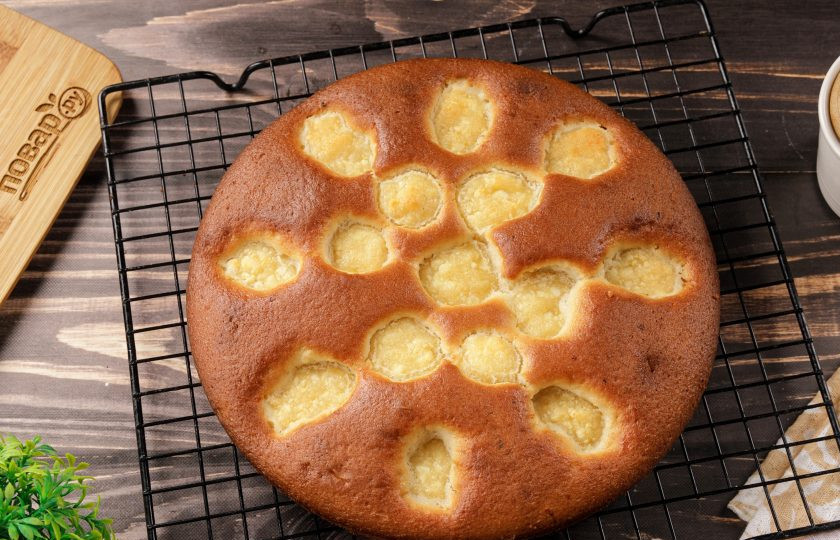 1. Этап. Заливной пирог на кефире с творогом: Выпекайте при температуре 180 градусов около 40 минут. Готовность проверяйте шпажкой.