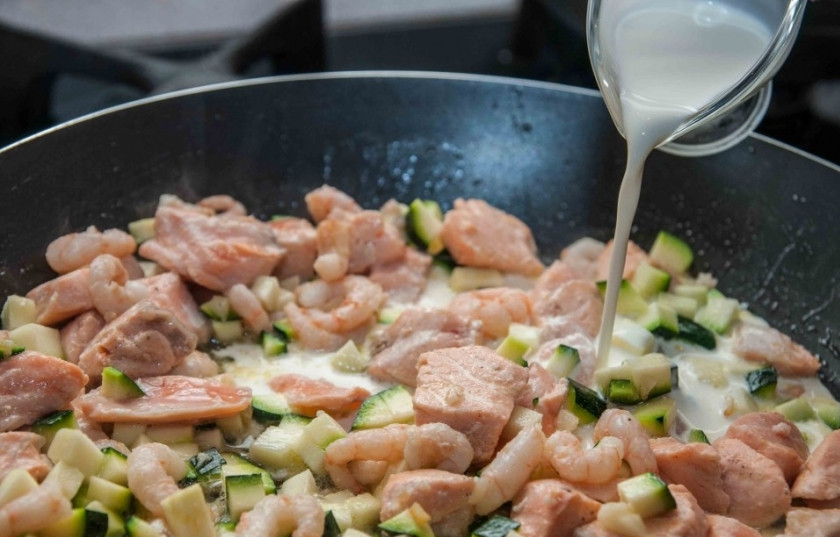 1. Этап. Паста с лососем и креветками: 6. К лососю, креветкам и цукини вливаю сливки, перемешиваю.