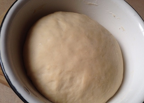 1. Этап. Булочки с медом: Тесто увеличилось в объеме, можно приступать к формированию булочек.