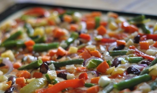 1. Этап. Пицца Минутка в духовке: Нарезаем любые продукты на свой вкус небольшими кусочками и выкладываем начинку на тесто, ее можно немного посолить.