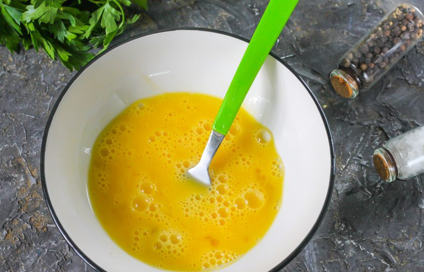 1. Этап. Омлет с цветной капустой на сковороде: Вбейте куриные яйца в глубокую тарелку или пиалу, посолите и поперчите яичную массу, взбейте вилкой в течение 1 минуты.