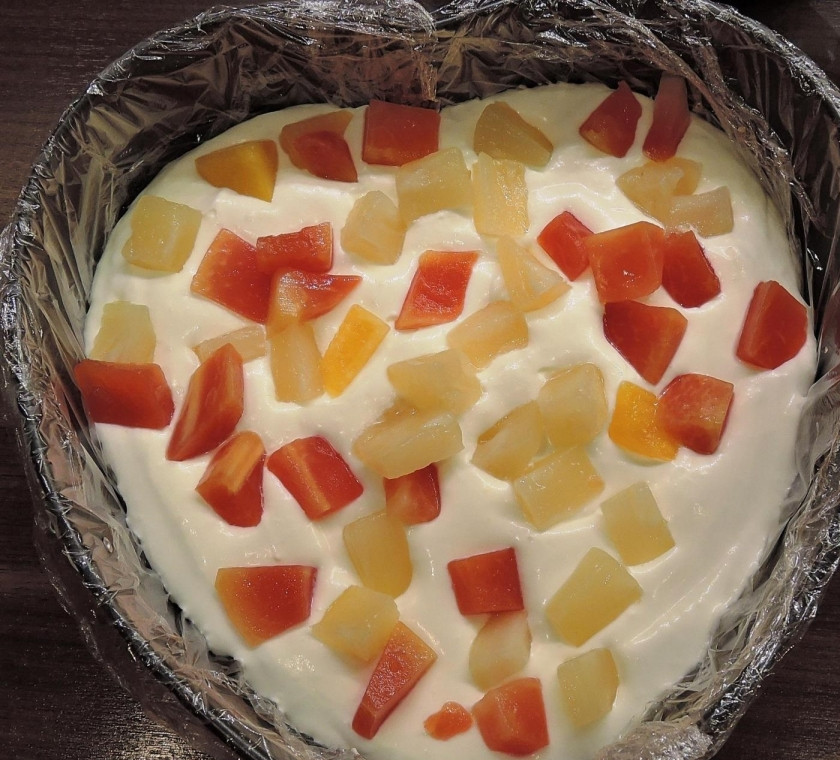 1. Этап. Чизкейк с персиками: 14. Добавляю слой фруктового ассорти, которое предварительно нарезал кусочками.