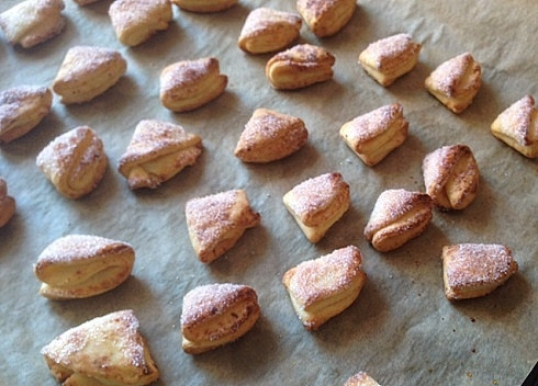 1. Этап. Печенье Гусиные лапки с творогом: И выпекаем в разогретой до 200 градусов духовке до подрумянивания. Минут 15 точно. Можно с вентилятором. Внимательно следите за печеньем в духовке, чтобы оно не стало темным.