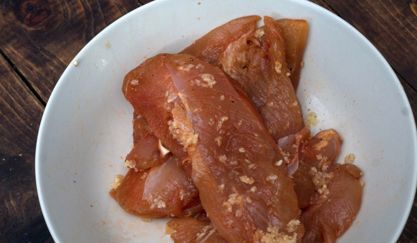 1. Этап. Бастурма из курицы: Натерли измельченным чесноком и смесью перцев. Убираем в сушилку на двое суток при температуре 40 градусов.