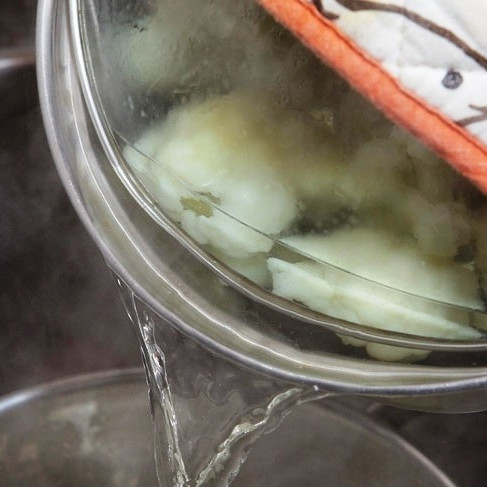 1. Этап. Гарнир из цветной капусты: Варим цветную капусту до мягкости, но не до полной готовности - это примерно 10-15 минут. Затем воду с цветной капусты сливаем, однако стакан воды, в которой варился овощ, сохраняем - еще пригодится.