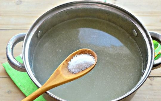 1. Этап. Уральские щи: 1. В кастрюлю налейте воду и поместите в нее промытое мясо, варите после закипания на среднем огне 1-2 часа, затем подсолите в самом конце. Выньте мясо и нарежьте его кусочками, отправьте обратно в кастрюлю.