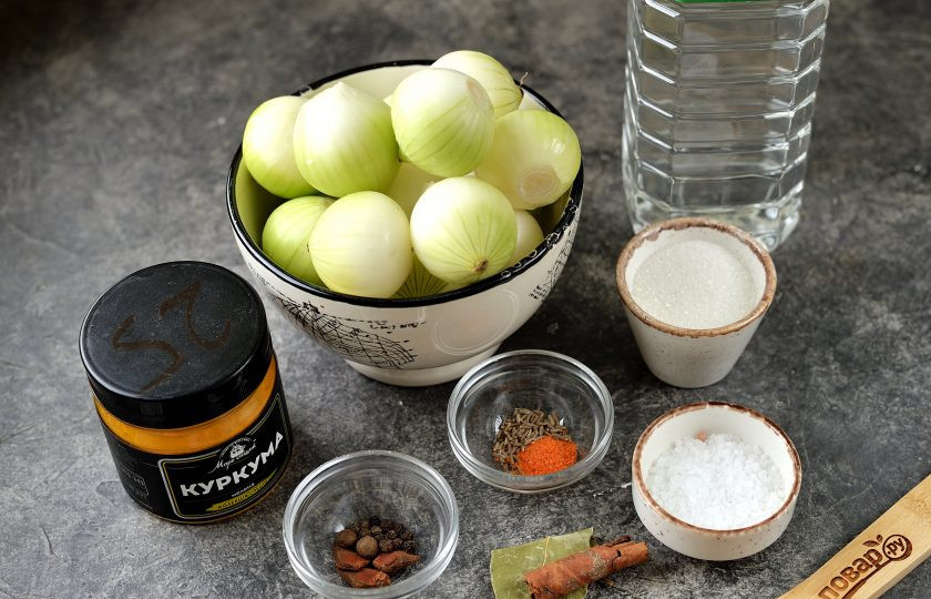 1. Этап. Луковички на индийский манер: Лук для этого рецепта подходит меленький, чем мельче он будет, тем быстрее приготовится и промаринуется. Почистите луковички от шелухи, помойте под проточной водой.