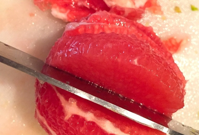 1. Этап. Салат с фенхелем, рукколой и апельсином: 6. Воспользуйтесь ножом и разрежьте его на сегменты.