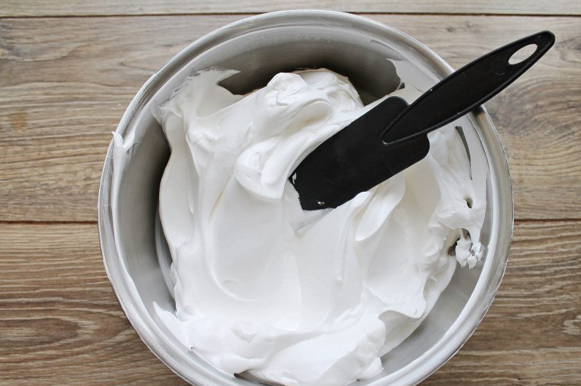 1. Этап. Меренговый рулет с клюквой: Взбивайте все до плотных пиков. На это уйдет примерно от 3 до 7 минут.