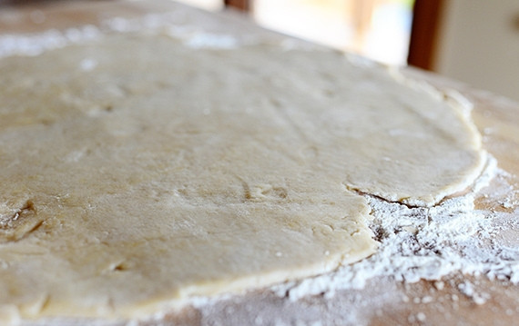 1. Этап. Пирог в горшочке с курицей и овощами: 5. Раскатайте тесто в тонкий лист, поместите в форму для выпекания.