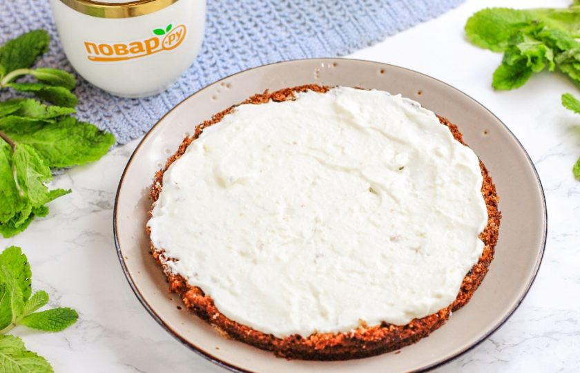 1. Этап. Торт из варенья черной смородины: Разрежьте бисквит горизонтально на коржи и смажьте нижний из них частью сметанного крема. Выложите следующий бисквит и снова обмажьте и т.д.