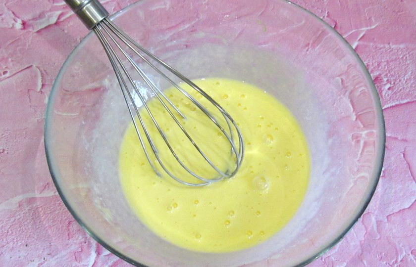 1. Этап. Вафли с курицей и зелёным луком: Венчиком взбейте яйца со сметаной и молоком.