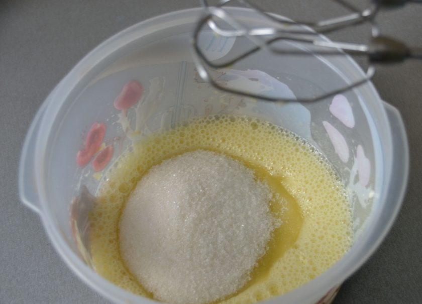 1. Этап. Лимонный торт с рикоттой: Всыпьте к яйцам сахар и взбейте до пышности и растворения сахара.
