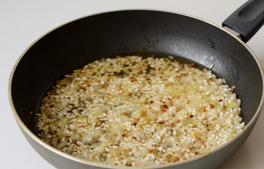 1. Этап. Ризотто Джейми Оливера: Добавьте соль, травы и влейте один половник бульона. Дождитесь, пока он полностью впитается, затем добавьте ещё один. Повторяйте, пока рис полностью не станет мягким. На это уйдёт примерно 18-25 минут.