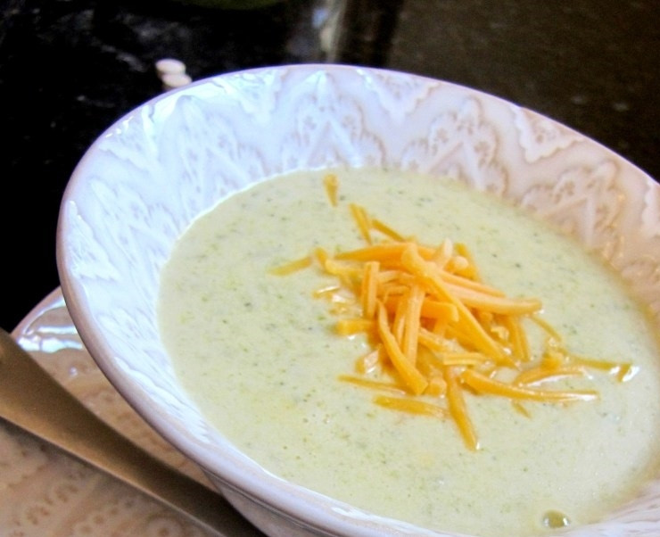 1. Этап. Сырный суп для детей: 9. Прогрейте суп еще пару минут и разлейте по тарелкам, украсьте оставшимся сыром и сразу подавайте к столу.