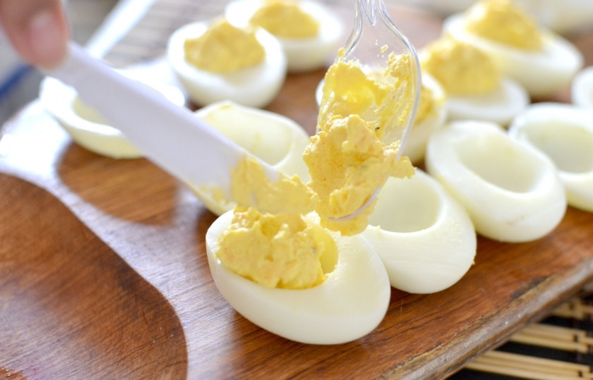 1. Этап. Цветочки из яиц: Выложите полученную массу в пустые белки.