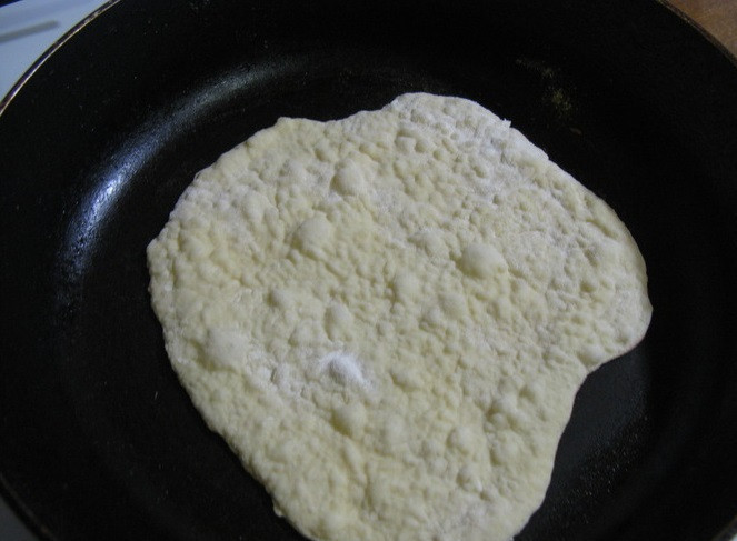 1. Этап. Лепешки на сковороде: 3. На сухую хорошо прогретую сковороду, желательно с антипригарным покрытием, отправить лепешку. Поставить на средний огонь и жарить около 2-3 минут. Крышкой можно сковородку не накрывать.