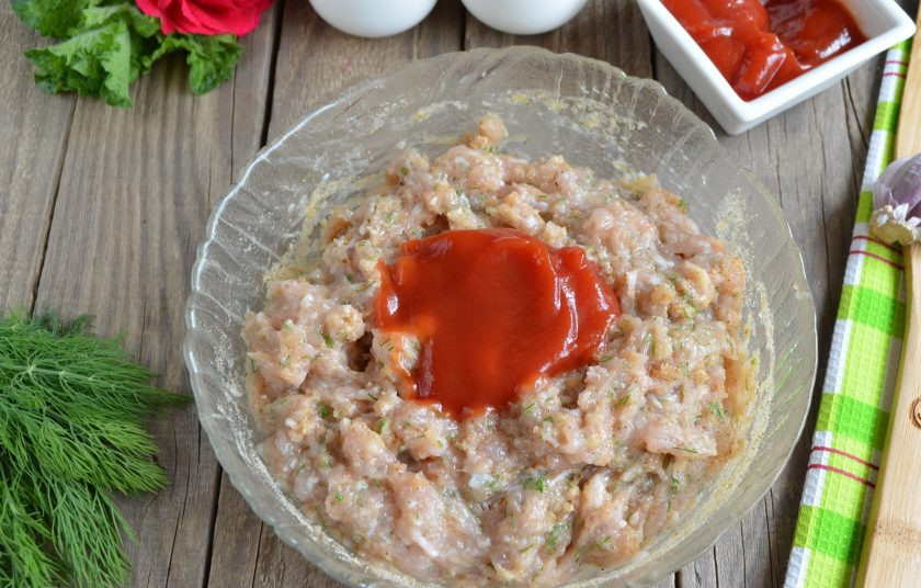 1. Этап. Субмарина с фрикадельками: В готовый фарш добавьте столовую ложку томатного соуса. Перемешайте.