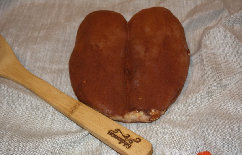 1. Этап. Балык из мяса: Для дальшейшей сушки мяса возьмите ткань-салфетку. Выложите на нее мясо. Оберните в несколько слоев и положите в холодильник. Мясо пробудет в холодильнике 2 суток.