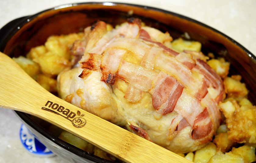 1. Этап. Курица, запеченная в беконе: 12. Выложите картофель вокруг курицы и запекайте еще 20 минут.