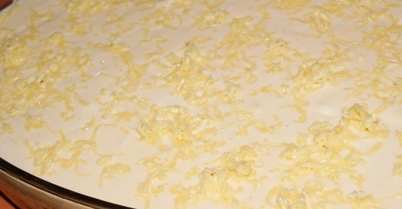 1. Этап. Мусака с картофелем: 9. Готовый крем вылить в форму и сверху высыпать оставшийся тертый сыр.