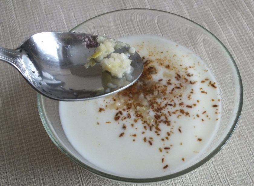 1. Этап. Соус Риата: Добавьте измельченный чеснок.