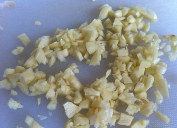 1. Этап. Острые креветки в соусе: 2. Мелко нашинкуйте очищенный чеснок.