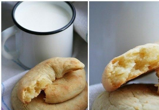 1. Этап. Сметанные калачики: Калачики выпекаем в духовке при 190 градусах около 15 -10 минут. Остужаем и подаем с молоком.