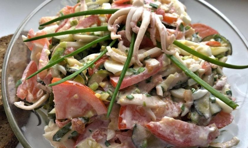 1. Этап. Салат с кальмарами и солеными огурцами: Все продукты соедините. Заправьте салат майонезом и перемешайте. Приятного аппетита!