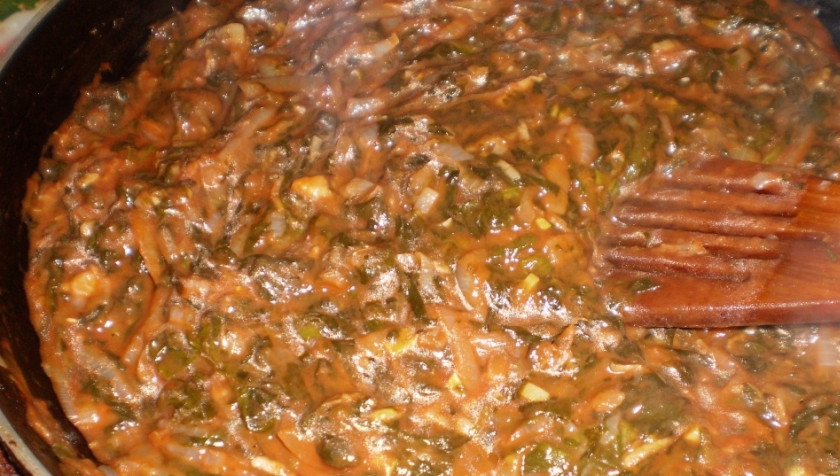 1. Этап. Щавель тушеный: 3. Дальше добавим помидоры, томатный сок, тушим еще примерно 5 минут. Гарнир готов!