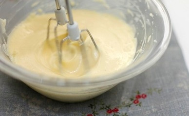 1. Этап. Быстрое тесто для кулича: Добавлять по одному яйца, продолжая взбивать.