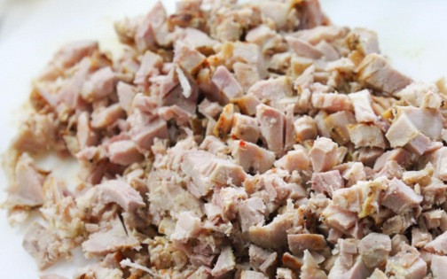 1. Этап. Салат с авокадо и курицей: Мелко нарежьте готовое куриное филе.