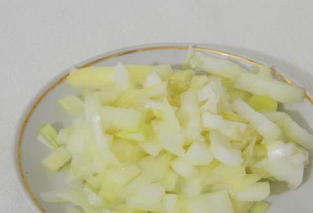 1. Этап. Баранина в мультиварке Редмонд: Порежьте лук.