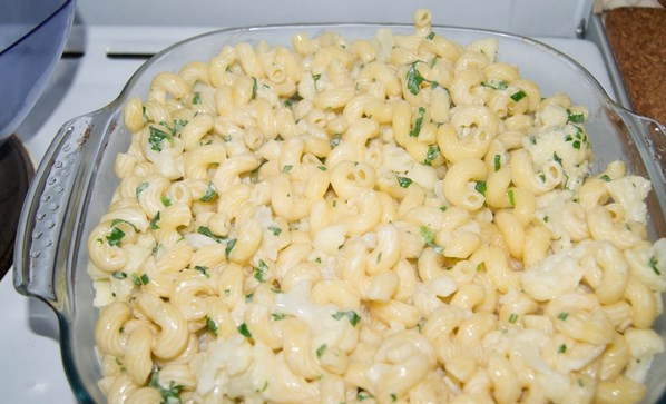 1. Этап. Макароны с цветной капустой: Сливаем воду с макарон (оставьте миллилитров 150). Выкладываем в тепшу для запекания, поливаем сыром и перемешиваем. Запекаем в духовке разогретой до золотистой корочки. Приятного аппетита!