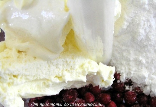 1. Этап. Фисташковое пирожное с брусничным семифреддо: Приготовьте семифреддо. Переберите и промойте бруснику (я просто разморозила), выложите в чашу блендера, добавьте сахарную пудру и маскарпоне.