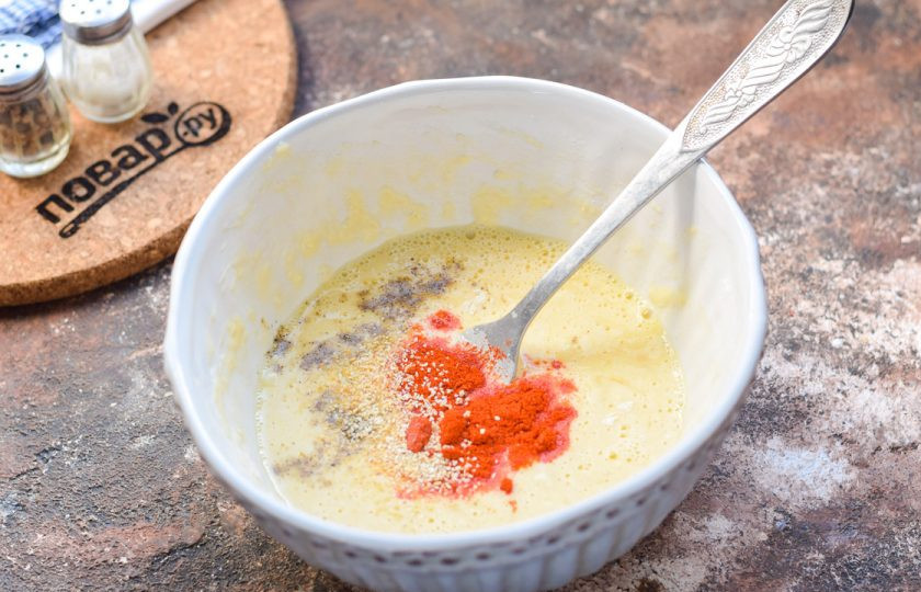 1. Этап. Куриные рулетики в кляре: Хорошо перемешайте тесто до однородности. Добавьте специи по своему вкусу, снова все перемешайте.