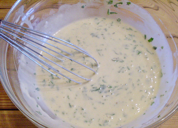 1. Этап. Блинчики с зеленью: 7. Масса готова к жарке. Тесто должно получится чуть гуще чем на обычные сладкие блинчики.