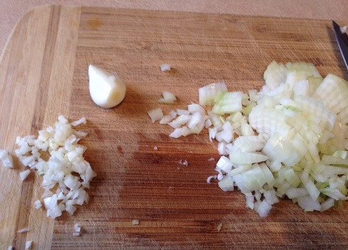 1. Этап. Суп из сыра: Очистим лук и чеснок, мелко их нарежем.