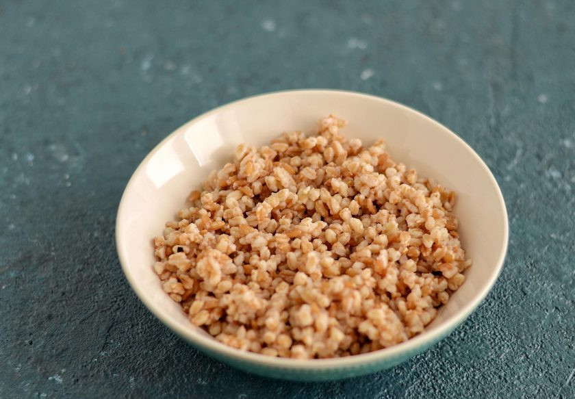 1. Этап. Салат с полбой: Промытую полбу варите в кипящей подсоленной воде 35-40 минут.